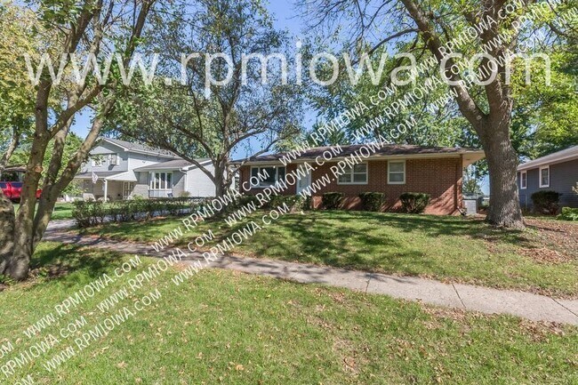 Building Photo - PERFECT LOCATION!!! 3 Bedroom, 1 Bath Home...