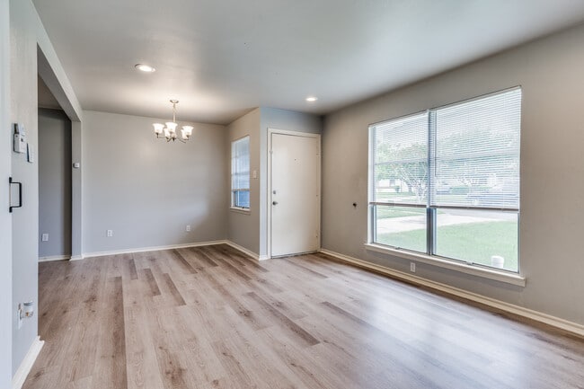 Building Photo - 8404 Bunche Dr