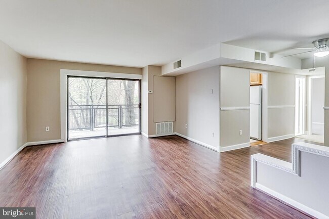 Foto del edificio - 7611 Maple Ave