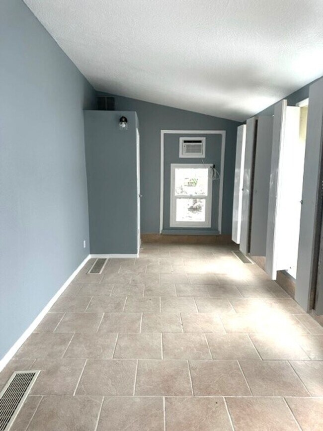 Building Photo - Unique 3 bedroom home in Spring Creek