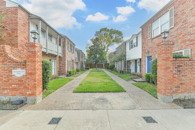 Building Photo - 2505 Watertown Mall St