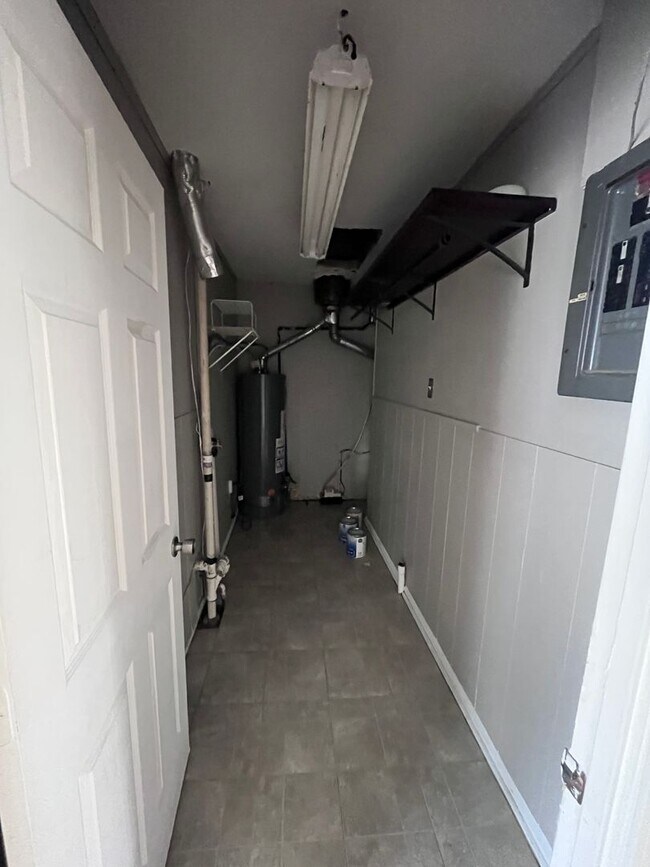 Building Photo - 3 Bedroom House