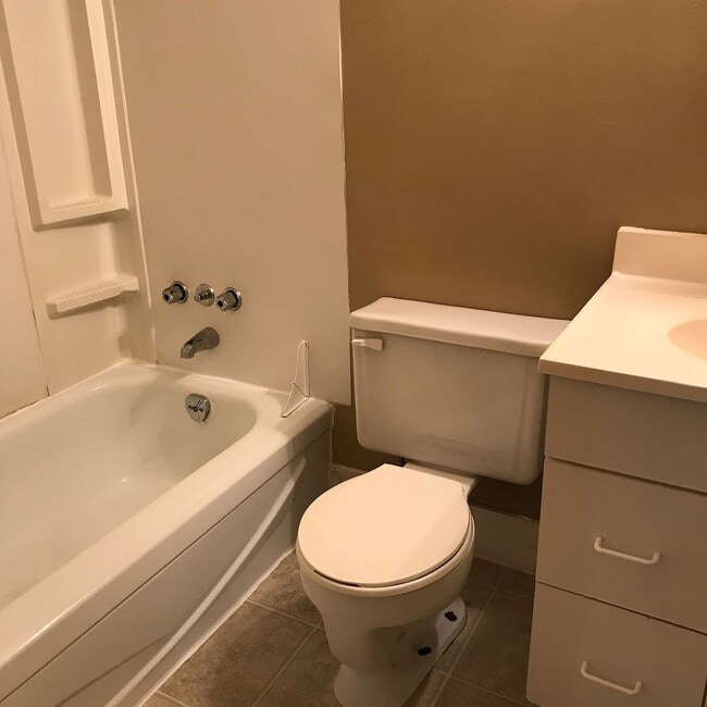 Building Photo - Apartment in Downtown Area