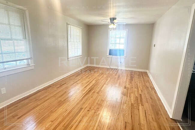 Building Photo - $0 Deposit! 4 Bedroom/1 Bathroom House in ...