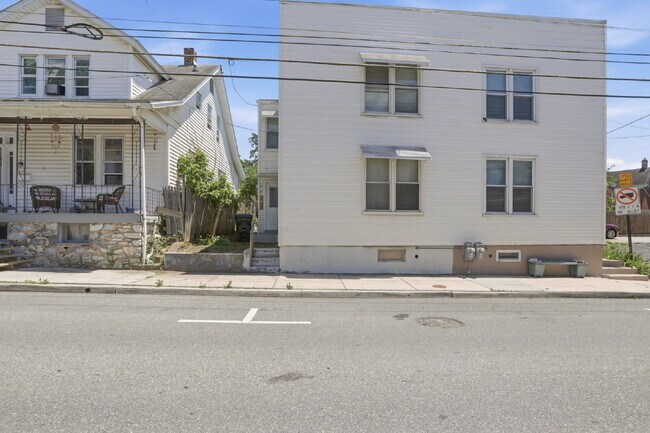Foto del edificio - This well-maintained 4-bedroom, 2-bath duplex offers a spacious layout with all the comforts of h...