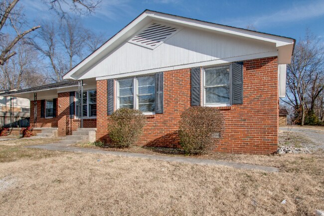 Building Photo - 1302 Hamilton Dr
