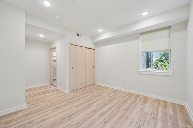 Building Photo - 3729 Lancaster Ave