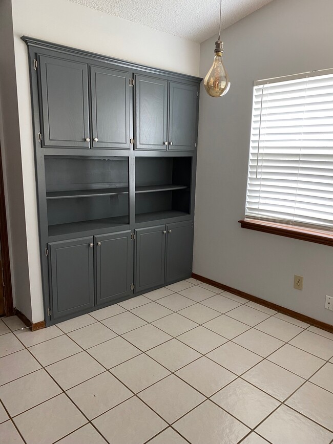 Building Photo - 6117 Westlane