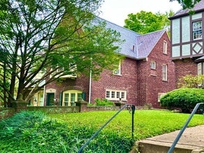Building Photo - 4422 Greenwich Pkwy NW