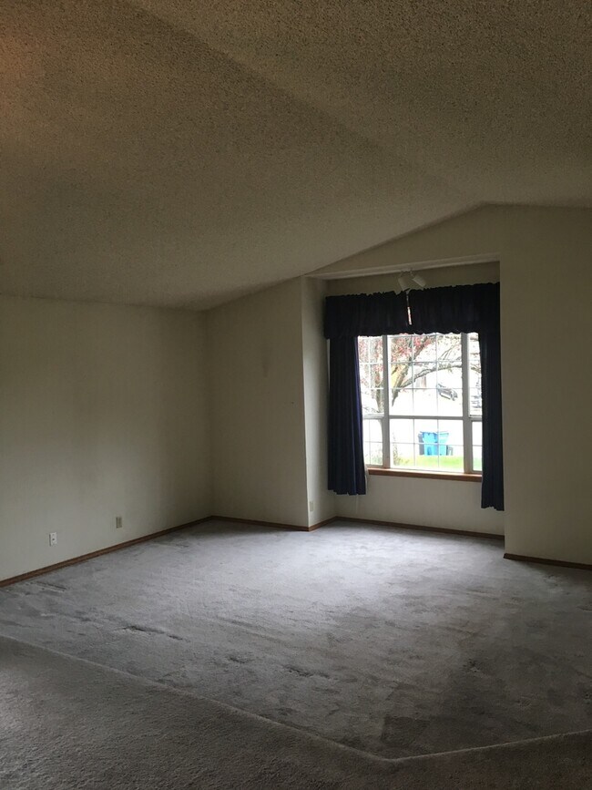 Building Photo - 3 Bedroom/2 Bathroom Ranch Style Home In D...
