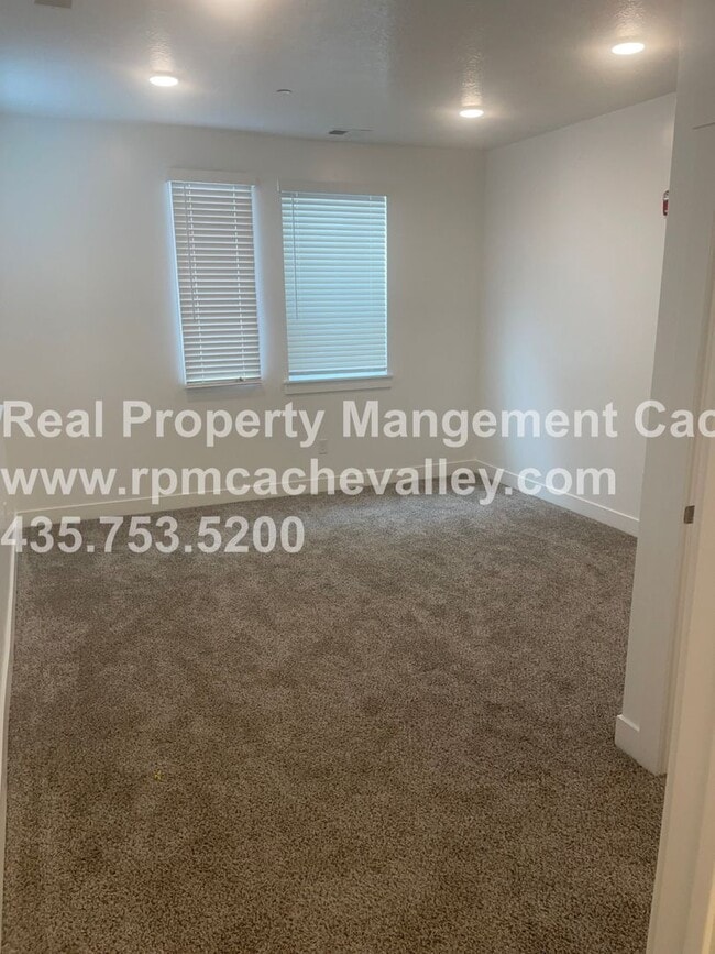 Building Photo - 472 W 40 S