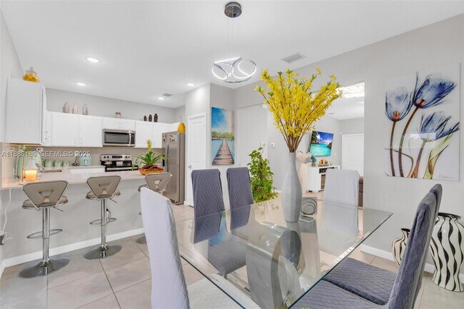 Building Photo - 424 NE 4th Ave