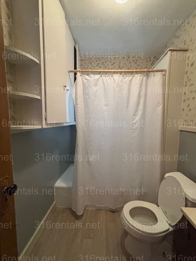 Foto del edificio - Two bed one bath available NOW!