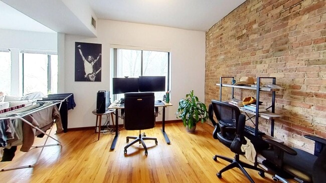 Building Photo - 1409 W Cornelia Ave