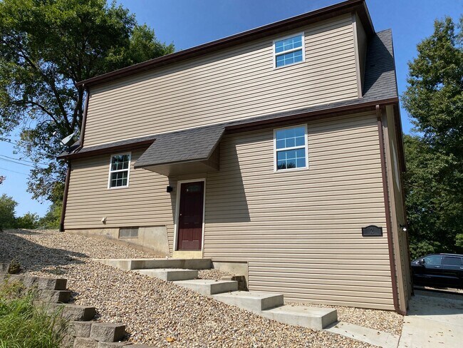 Building Photo - 304 Lorean St