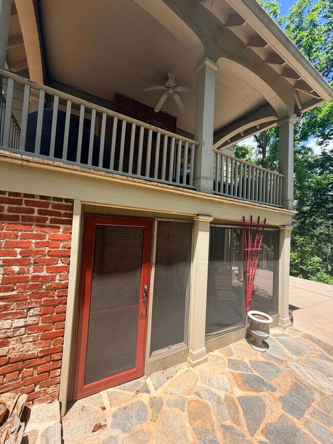 Foto del edificio - Great Montford location, Partially Furnished Studio Apartment, Utilities Included!