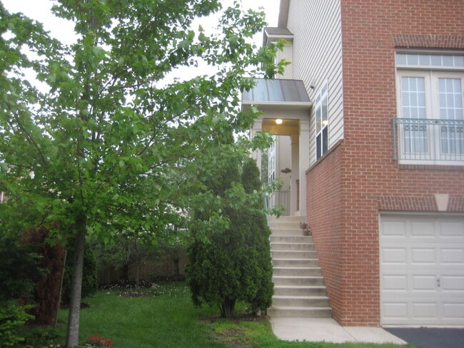 Building Photo - 417 Clayton Ln