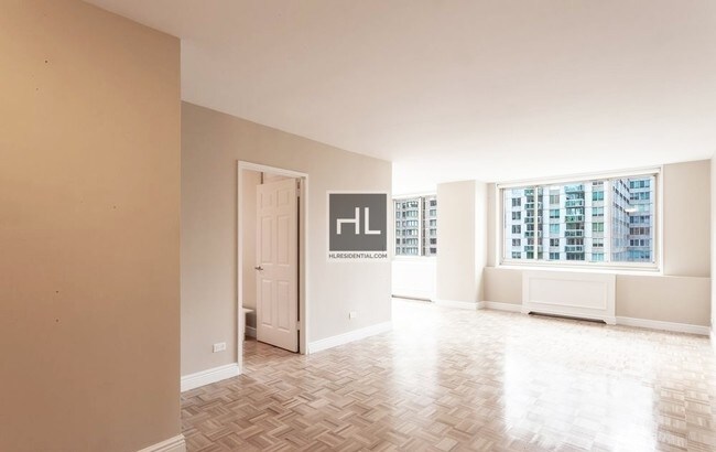 Foto del edificio - 30 W 63rd St