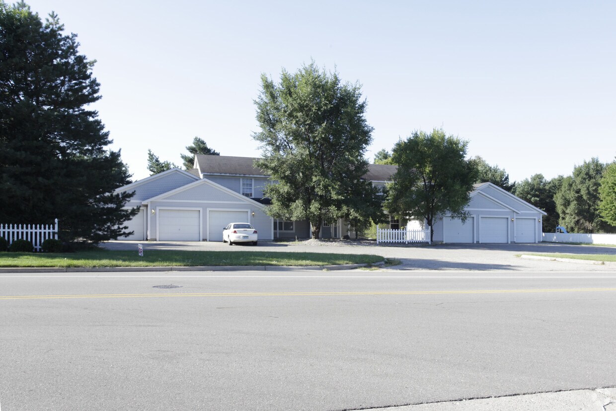 630642 6 Mile Rd, Comstock Park, MI 49321 Apartments in Comstock