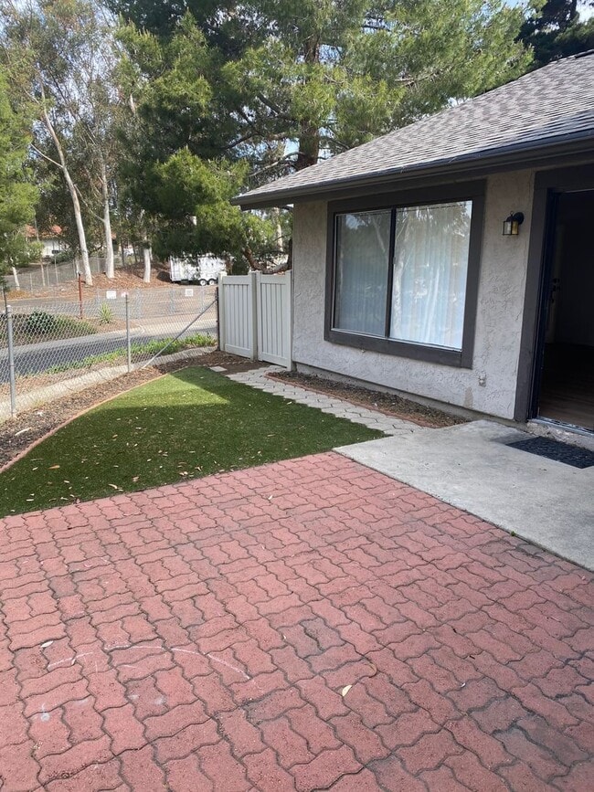 Building Photo - Poway Townhome @ Pomerado Pines!