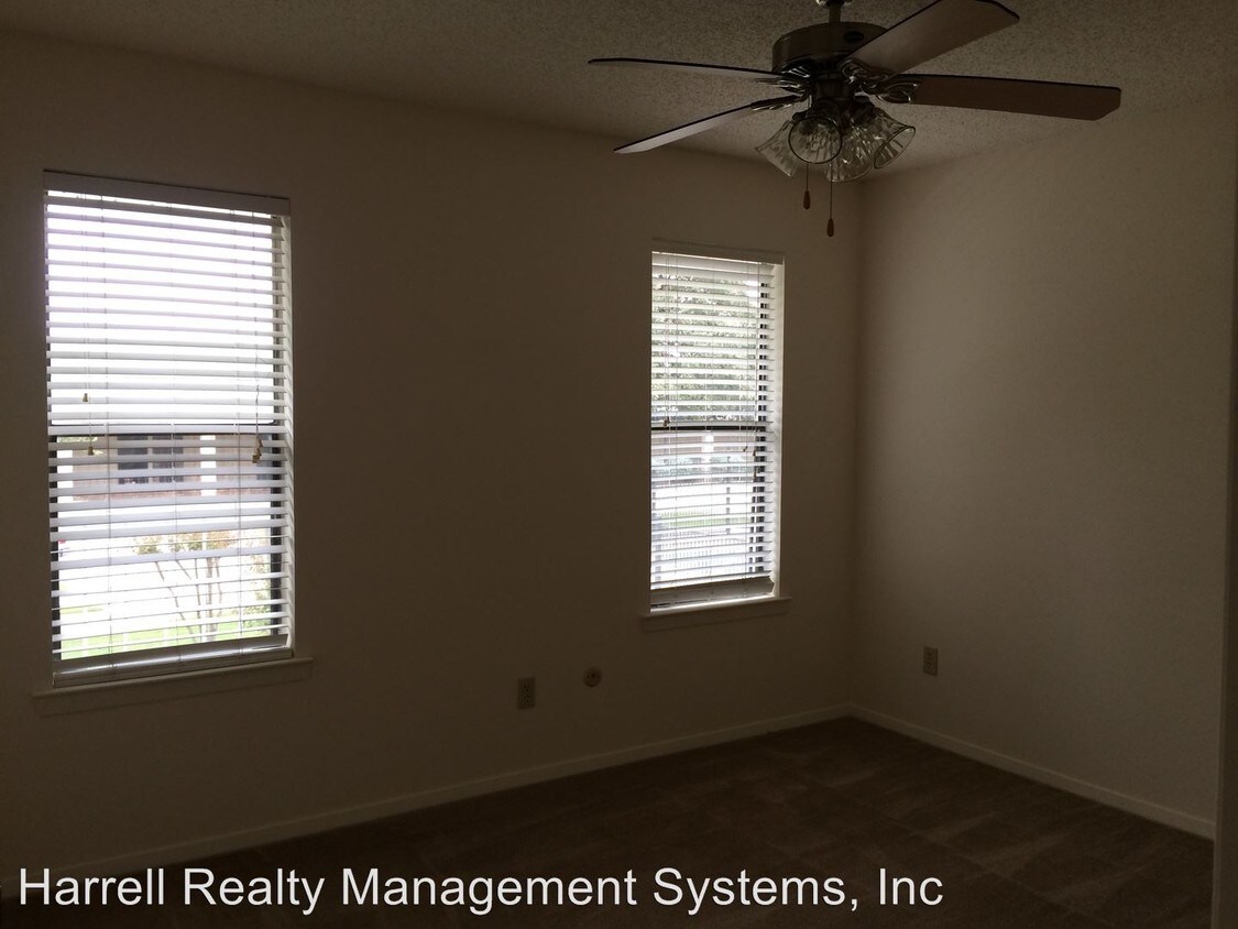 Building Photo - 4321 Villa Dr