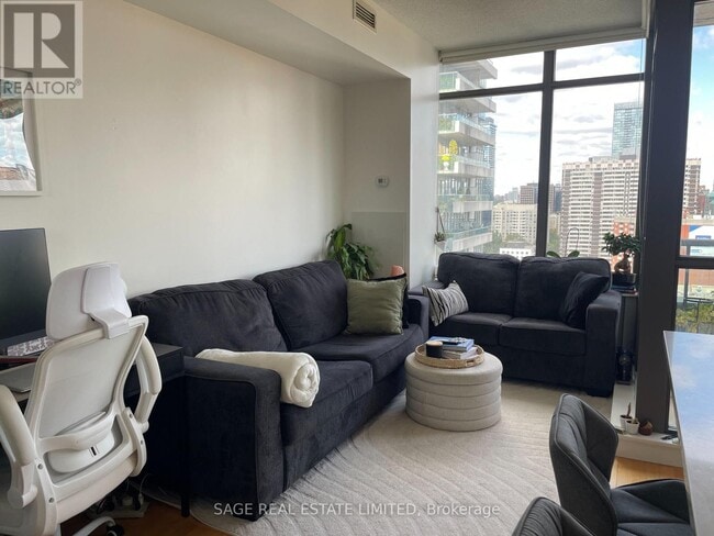 Building Photo - 281 Mutual St