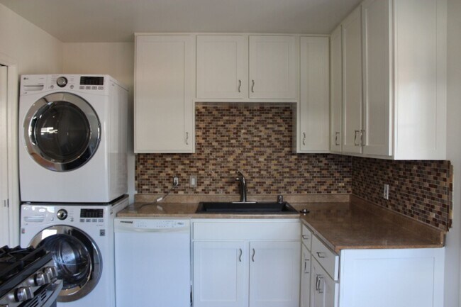 Building Photo - Belmont Duplex 2 Bedroom 1 Bath OPEN  Tues...
