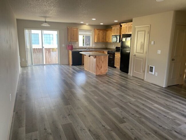 Building Photo - PRICE REDUCED: Two Bedroom House in Battle...