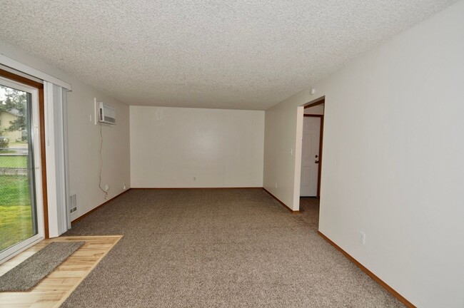 Building Photo - 2 bed 1 bath apartment (4plex building)