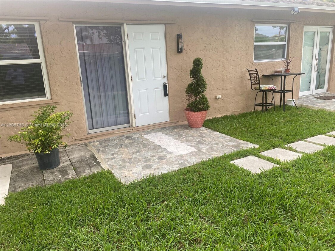 Foto principal - 8310 NW 47th St
