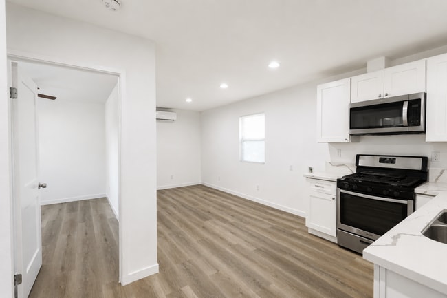 Building Photo - 1405 N Riverside Ave