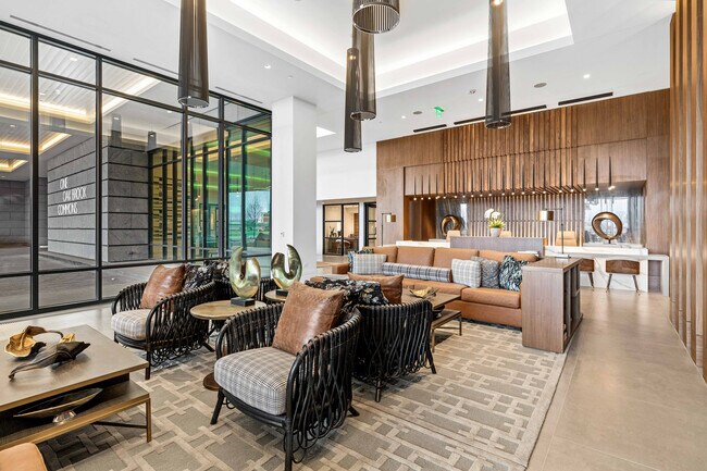 Un salón cálido y acogedor. - One Oak Brook Commons