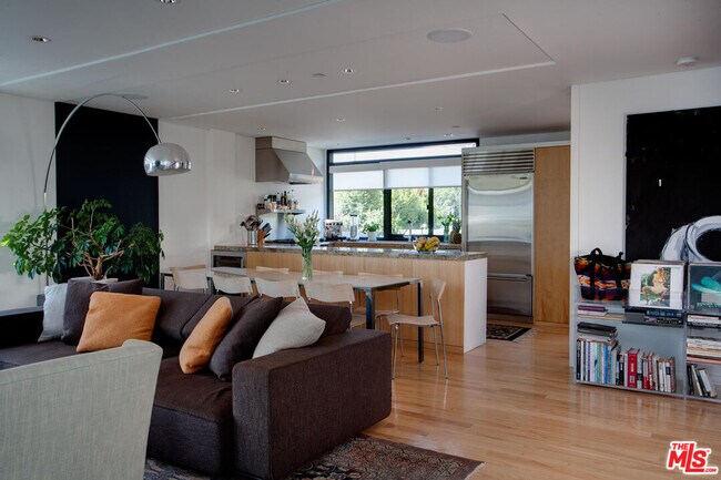 Building Photo - 2726 Montana Ave