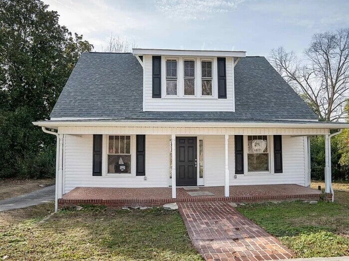 Primary Photo - 708 E Main St