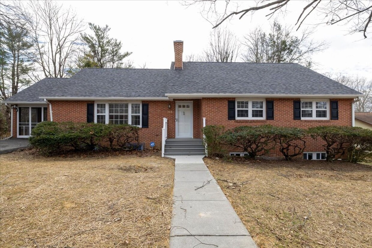 Foto principal - Spacious Blacksburg Home with Utilities In...