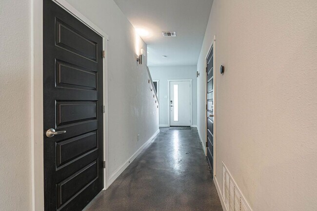 Building Photo - 812 N Gevers St