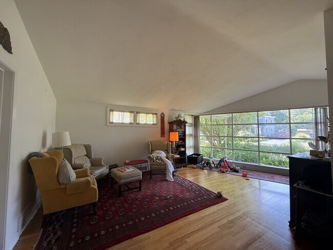 Foto del edificio - 443 Thurber St