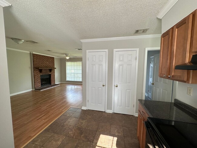 Building Photo - 3 Bedroom 1 bath
