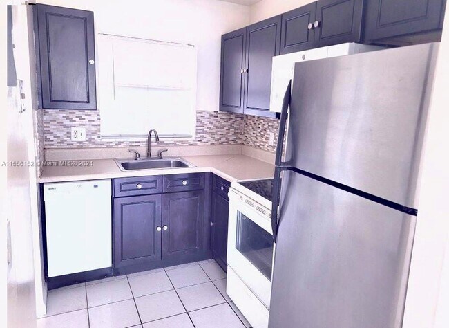 Foto del edificio - 9851 Sandalfoot Blvd