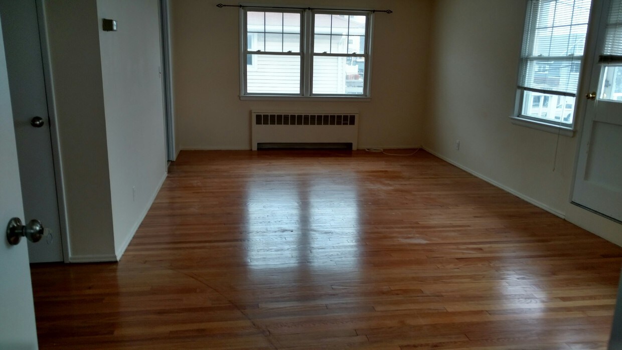 Living Room - 118 Maple Blvd