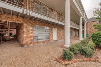 Building Photo - 2201 Fountain View Dr