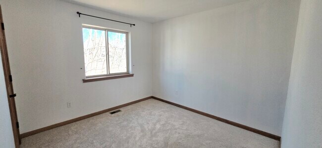 Foto del edificio - 56 Sheep Ridge Rd