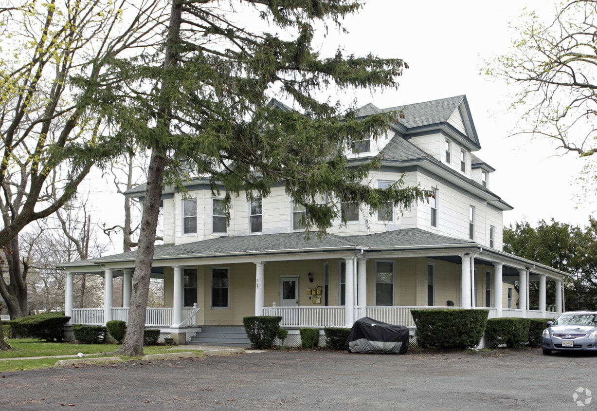 Building Photo - 557 Westwood Ave