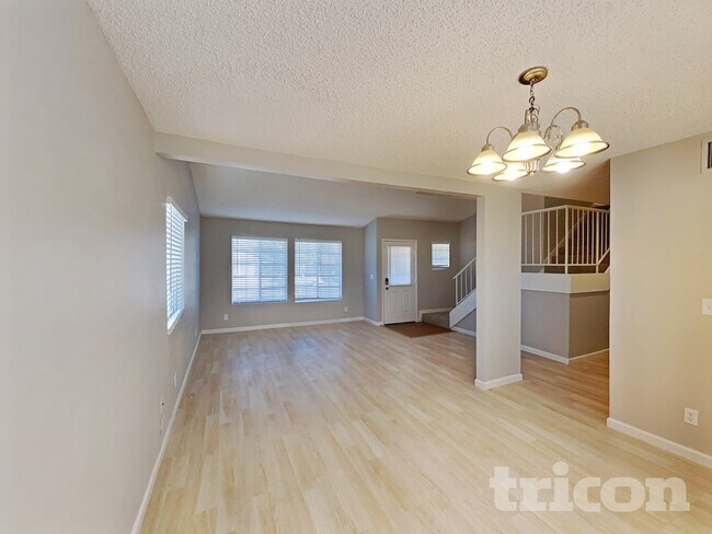 Foto del edificio - 3143 Regal Oak Dr