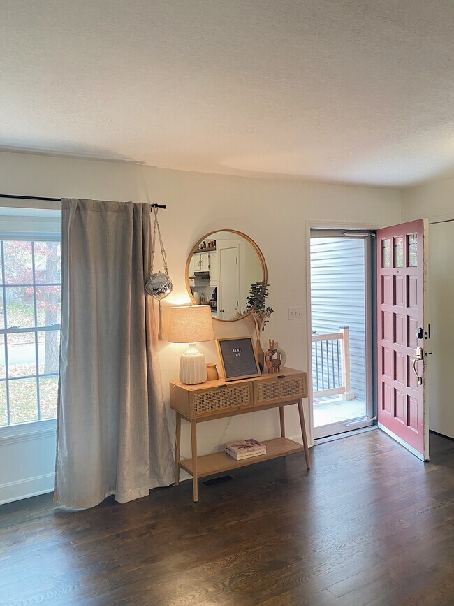 Front entryway-1 - 1131 NE Oak Tree Dr