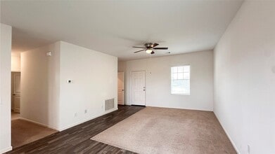 Building Photo - 2013 Spindletree Ln