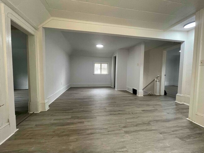 Building Photo - 608 3rd St