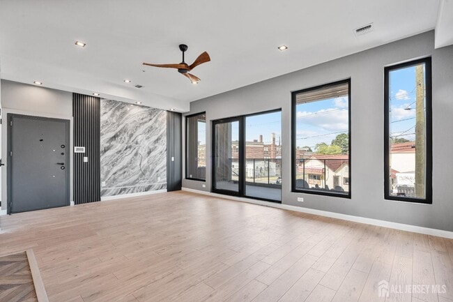 Foto del edificio - 150 Easton Ave