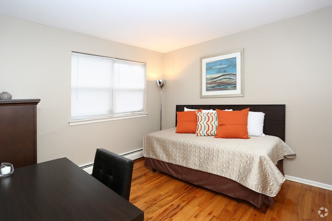 2 BD, 1 BA (821sqft) Townhouse - Bedroom - Scott Gardens Apartments