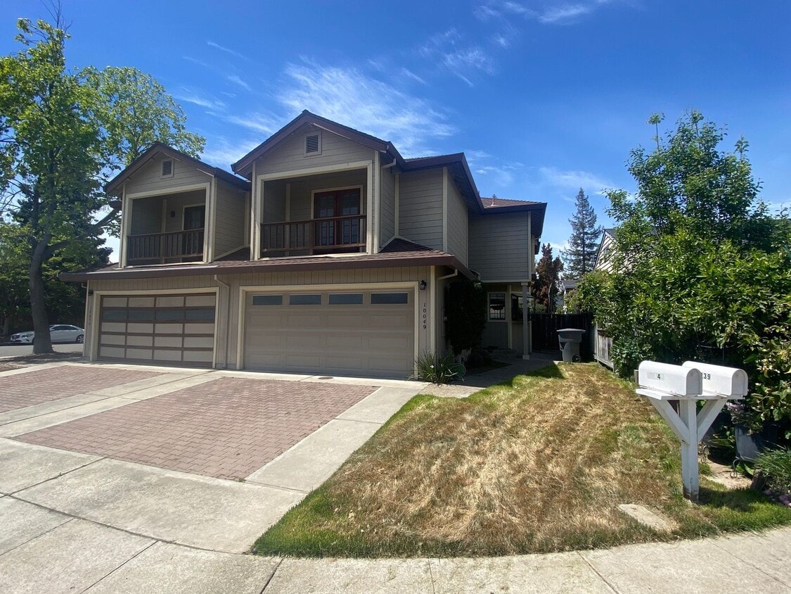 Primary Photo - Bright and Updated 2 Bedroom+Den 2.5 Bath ...